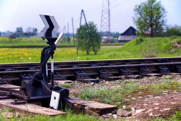 Šipka na železnici v poli — Stock fotografie
