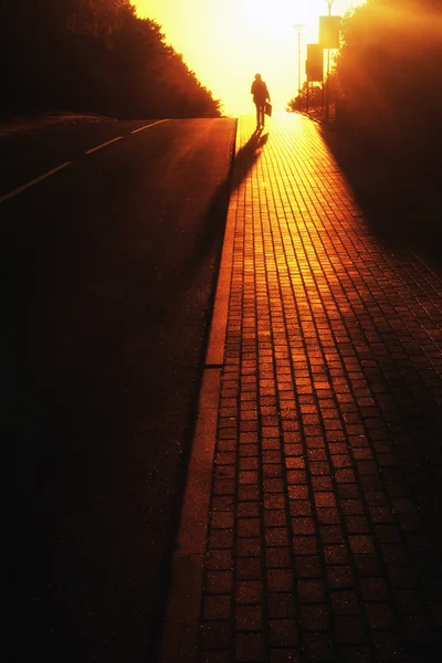 O homem com a pasta está a caminho do sol. — Fotografia de Stock