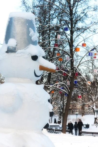 The figure of a snowman in the park — Stock Photo, Image