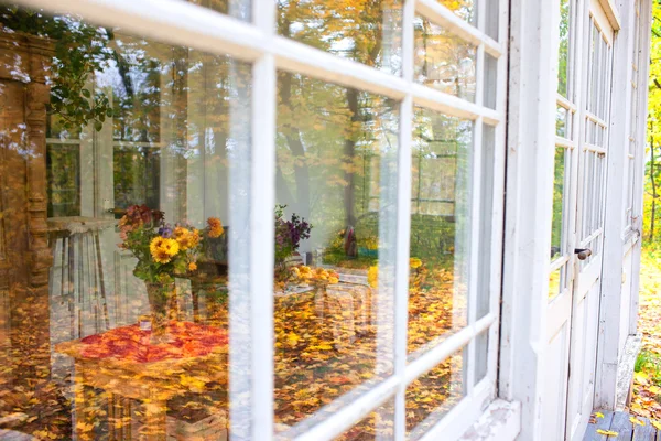 Riflessione del parco autunnale in bicchieri terrazza estiva — Foto Stock