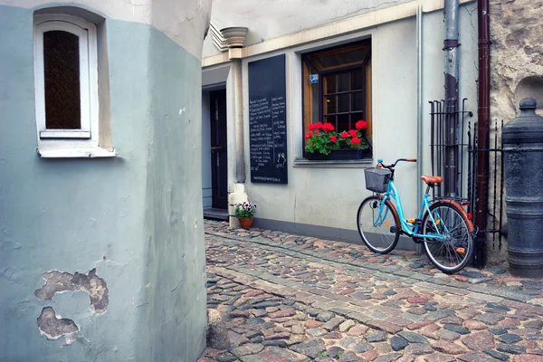 Bicicleta en la antigua calle de Riga — Foto de Stock