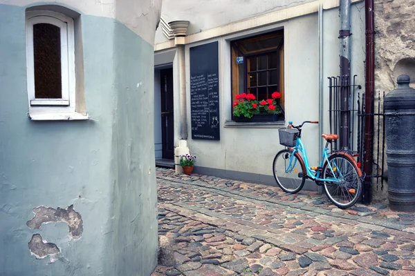 Fiets op de oude straat in riga — Stockfoto