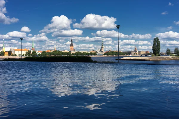 Panorama van riga in de buurt van de rivier — Stockfoto