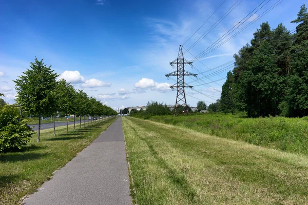 Periferia della città con una passerella e una linea di elettricità — Foto Stock