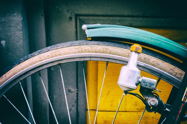 ayrıntı vintage bisiklet tekerleği ve Dinamo
