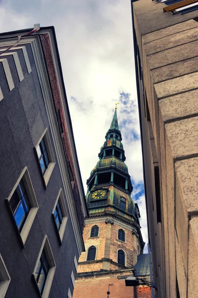 Peterskathedrale in Riga zwischen Gebäuden — Stockfoto