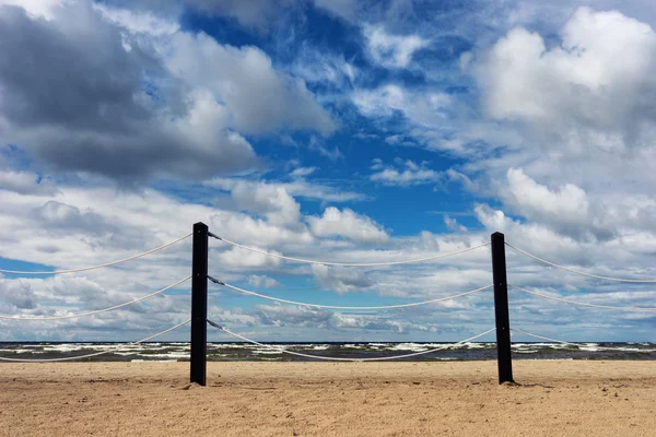 Clôture à corde sur la plage de la mer Baltique — Photo