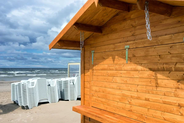 De Baltische Zee strand aan het eind van het seizoen — Stockfoto