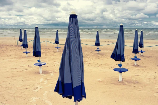 Guarda-chuvas fechados na praia do Mar Báltico — Fotografia de Stock