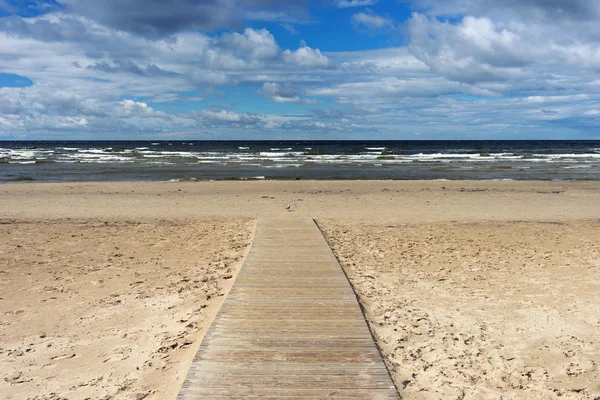 Деревянная дорожка вдоль пляжа Балтийского моря — стоковое фото