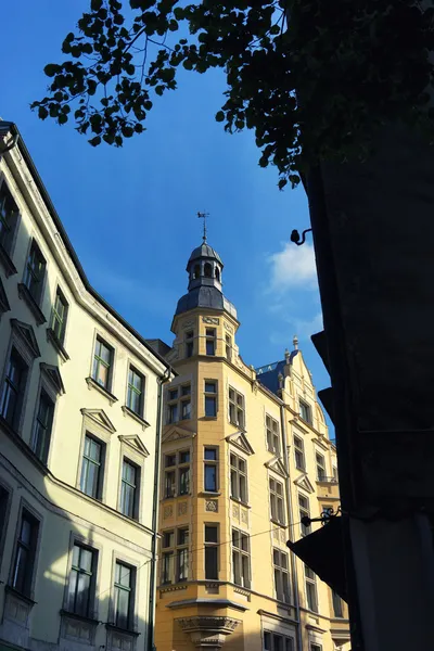 Güneşli bir günde eski şehrin sokak — Stok fotoğraf