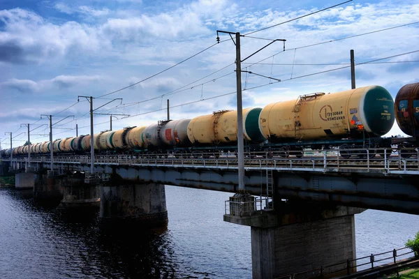 Freightliner olej jde přes most — Stock fotografie