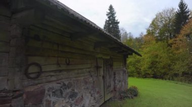Letonya 'da sonbaharda kır evi