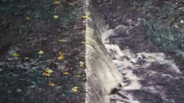 Una corriente de agua fluye en el río — Vídeos de Stock