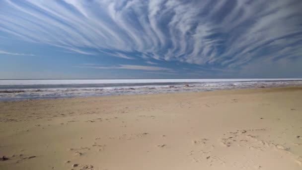 Vackra moln formar över det frusna havet — Stockvideo