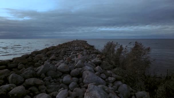 Каменный пирс выходит на горизонт Балтийского моря — стоковое видео