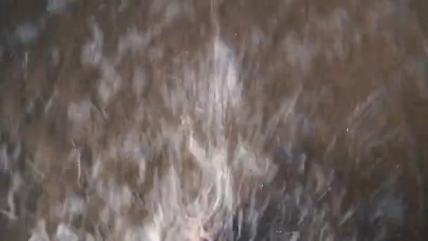 Kawałki Wody Stóp Człowieka Biegnącego Wzdłuż Morza Bałtyckiego Letni Dzień — Wideo stockowe