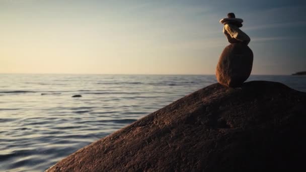 Dalgalar ile Baltık Denizi'nde Taş cairn — Stok video