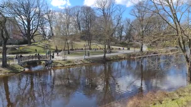 Walk in the spring park of the city of Riga. — Stockvideo