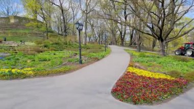 Riga şehrinin bahar parkında yürü.