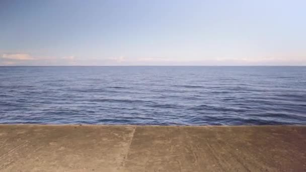 Spacer betonowym pomostem po Morzu Bałtyckim — Wideo stockowe