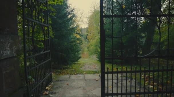옛 가을 공원으로 가는 문을 통해 골목의 입구 — 비디오