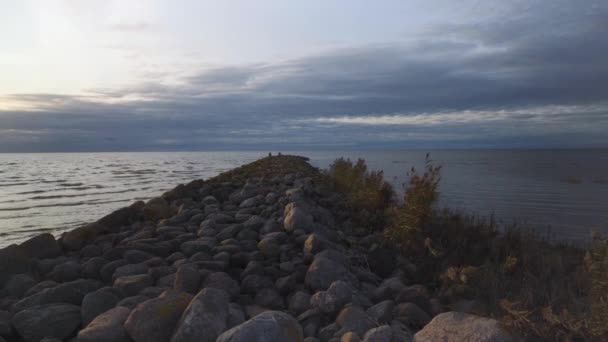 Μια προβλήτα από πέτρες πηγαίνει στον ορίζοντα της Βαλτικής Θάλασσας — Αρχείο Βίντεο