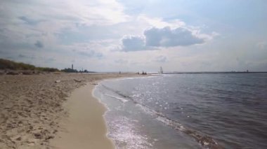 Yazın Daugava nehri boyunca kum tepeleri üzerinde yürü.