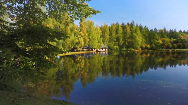 See im Gauja Nationalpark im Herbst — Stockvideo