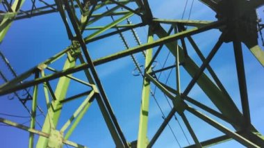 Yüksek voltajlı elektrik şebekelerinin metal kulesi