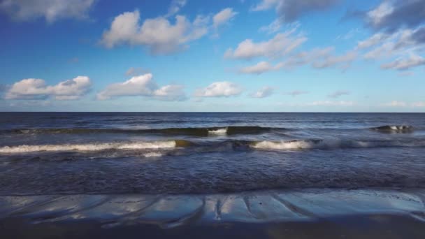 Małe fale surfingowe na piaszczystym wybrzeżu Morza Bałtyckiego — Wideo stockowe
