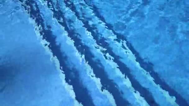 プールの緑の水にグレアのゲーム 底のピクセルタイルの背景の波紋を見てください 興味深いことに光を屈折させます 水面下の段差線 — ストック動画