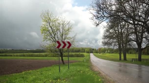 Yağmurdan Sırılsıklam Olmuş Bir Yol Kıvrımında Oklarla Yol Tabelası Yağmur — Stok video