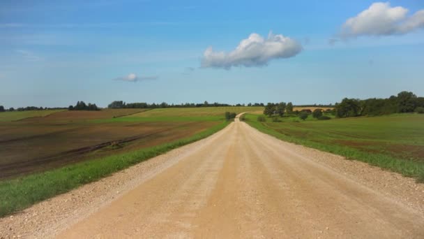 Žlutá Štěrková Cesta Polích Lotyšska Silnice Ohýbá Údolí Mezi Kopci — Stock video