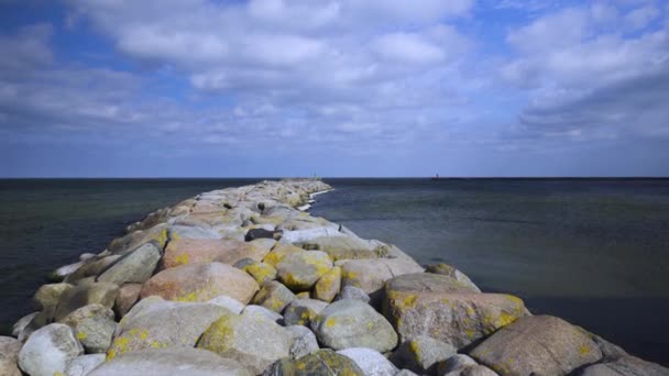 Старый Пирс Камней Балтийском Море Весной Поддержка Стволов Разрушается Морем — стоковое видео