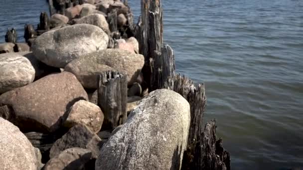Old Pier Made Large Stones Wooden Piles Goes Sea Horizon — Vídeo de Stock