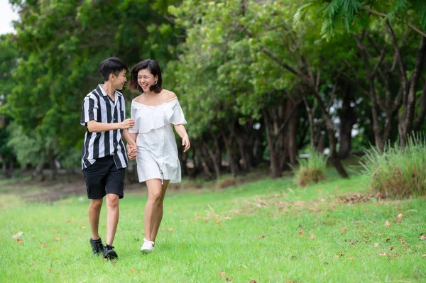 Feliz Rindo Asiático Lésbicas Casal Mãos Dadas Andando Livre Parque — Fotografia de Stock