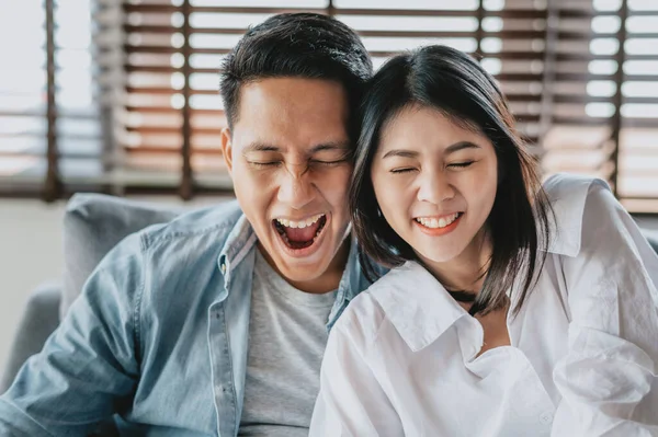 Asiatiska Par Förälskade Har Roligt Man Och Kvinna Ler Med — Stockfoto