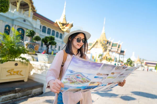 快乐的亚洲女人 带着导引地图和背包在泰国旅行 — 图库照片