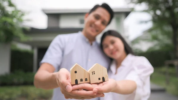 Glückliches Asiatisches Paar Mit Holzhausmodell Das Zusammen Vor Ihrem Haus — Stockfoto