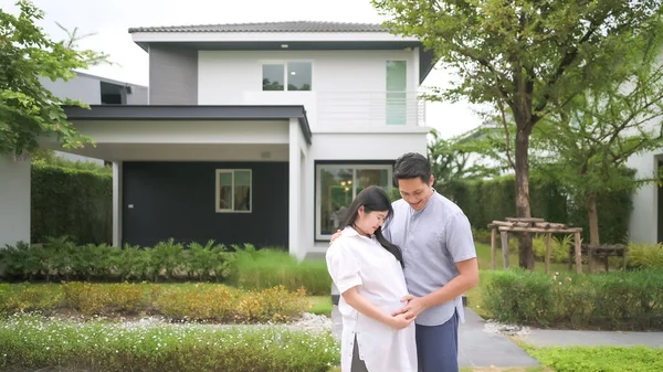 Glückliches Asiatisches Paar Steht Vor Seinem Neuen Haus Eine Neue — Stockfoto