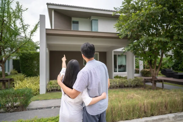 Vista Trasera Feliz Pareja Asiática Pie Juntos Frente Nueva Casa —  Fotos de Stock