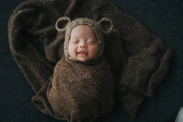Happy Newborn Baby Wrapped Cocoon Sleeping Cute Knit Bear Hat — Stock Photo, Image