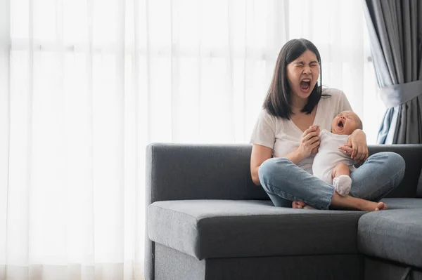 Próbowała Azjatycka Matka Jej Córeczka Ziewa Razem Siedząc Kanapie Domu — Zdjęcie stockowe