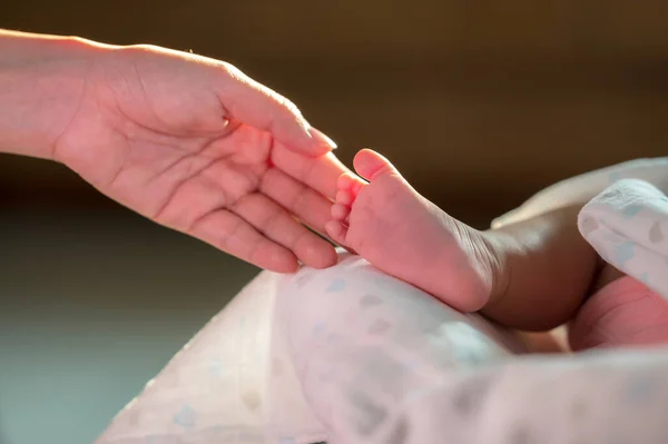 Close Mother Hand Touching Newborn Baby Foot Love Care Morning — ストック写真