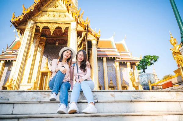 Tourist Asian Women Friends Enjoy Sightseeing While Travel Temple Emerald — Fotografia de Stock