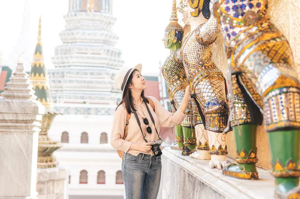 Tourist Asian Woman Enjoy Sightseeing While Travel Temple Emerald Buddha — 图库照片