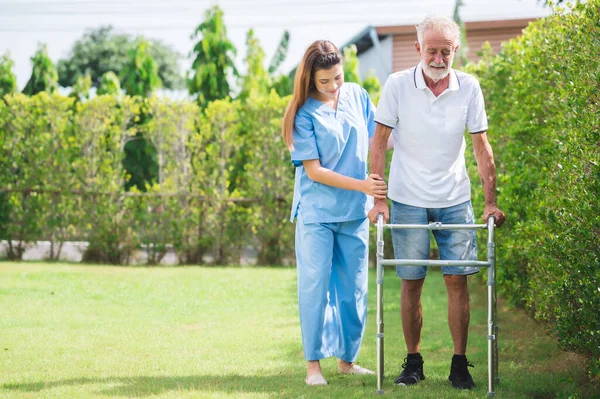 Ασιάτης Νοσοκόμος Φροντιστής Βοηθώντας Ηλικιωμένους Ηλικιωμένους Απενεργοποιήσουν Καυκάσιους Άνδρες Περπατήσουν — Φωτογραφία Αρχείου