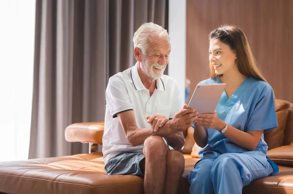 Asian Nurse Caregiver Teaching Senior Caucasian Man Handle Digital Tablet — Fotografia de Stock