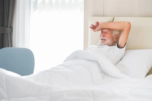 Caucasian Senior Man Feeling Sick Unwell Lying Bed Wake Morning Photo De Stock